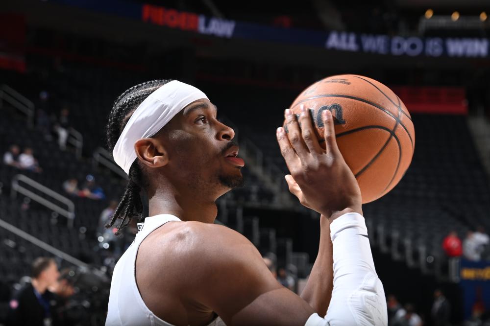 轰19+5+2断+3帽被逆转：40岁詹皇吞里程悲 被迫打卡一脸无奈